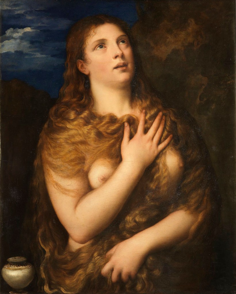 Rappresentazione artistica di Maria Maddalena con lunghi capelli castani e un'espressione contemplativa, mentre si trova in un ambiente roccioso con un vaso accanto a lei.