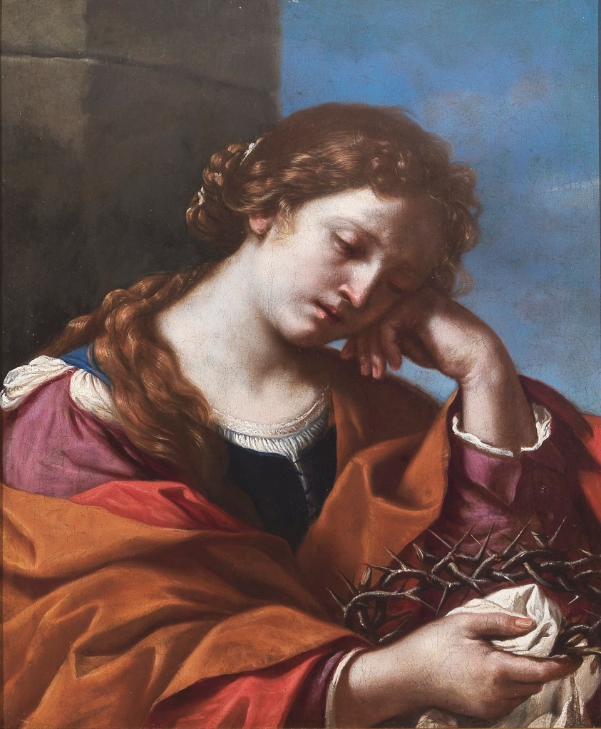 Ritratto di Maria Maddalena con lunghi capelli rossi, indossa un abito colorato e tiene in mano una corona di spine. Tiene la testa inclinata con un'espressione pensierosa.